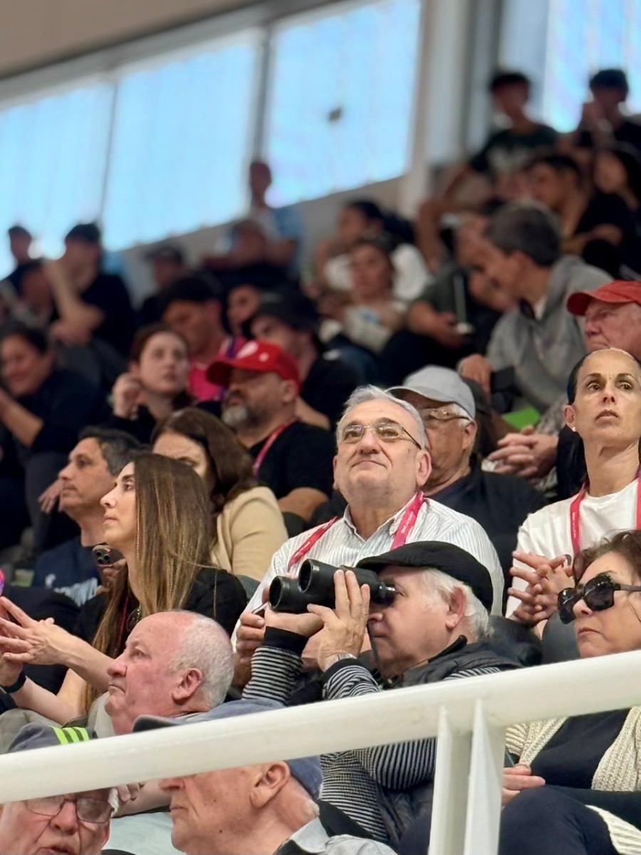 El Legislador entre el p&uacute;blico siguiendo una de las competencias.