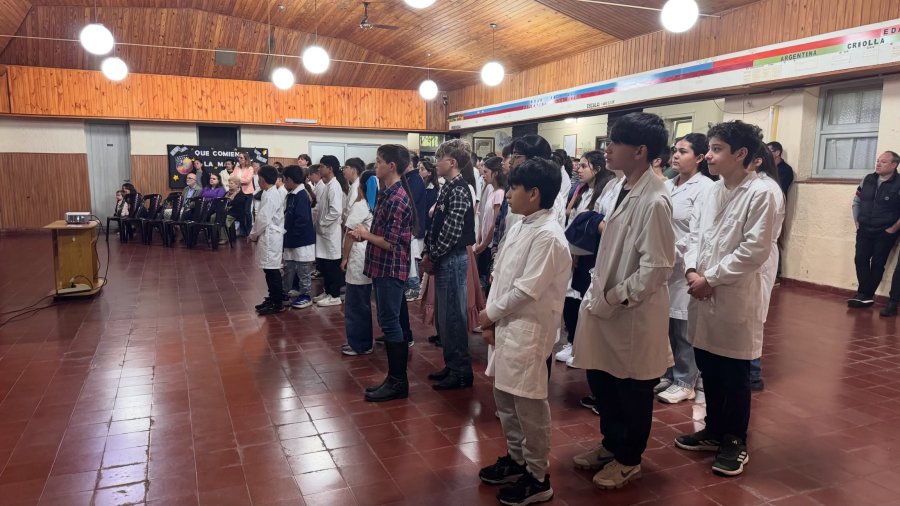 Los eescolares durante el acto inaugural.
