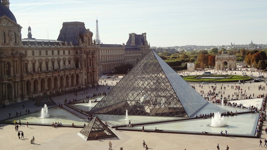 Acceso al Museo del Louvre, en Paris.