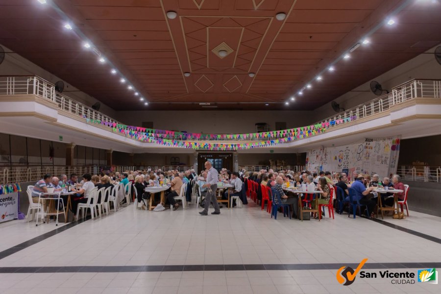 Masiva participaci&oacute;n en la reuni&oacute;n social.