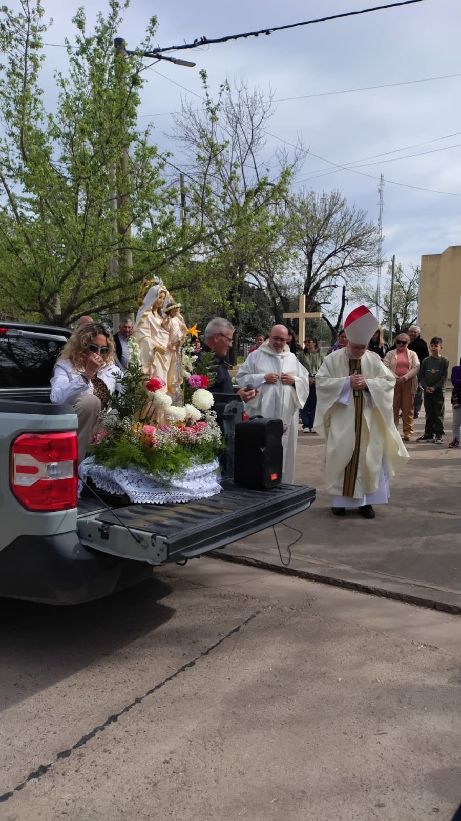 Mons. Pedro y el padre Oscar encabezando la manifestación de fe con la imagen de la Santa Patrona.