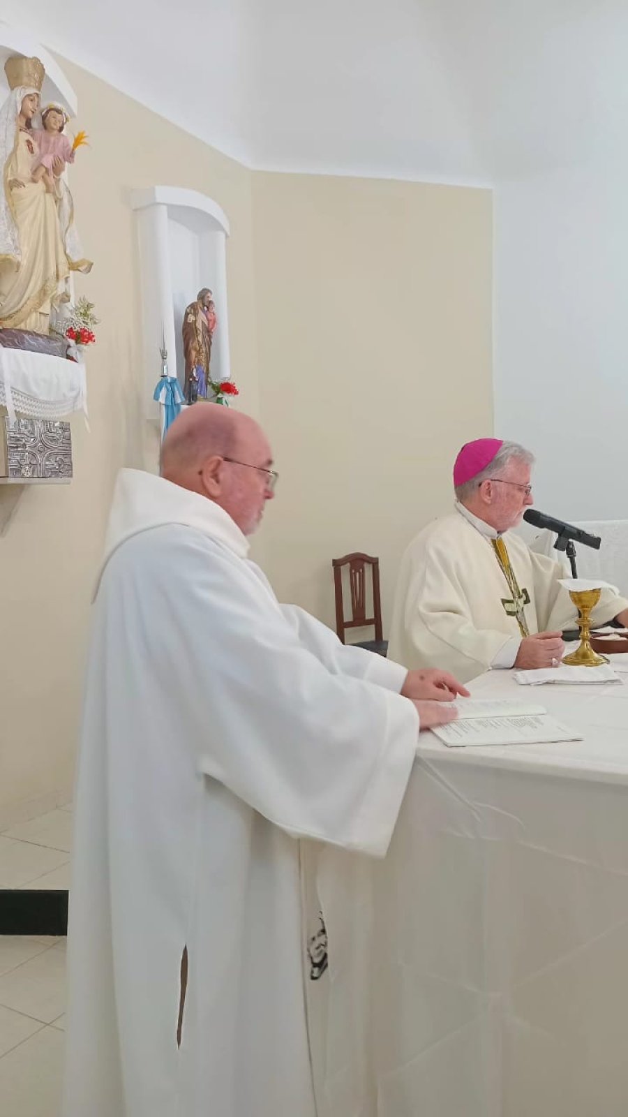 Mons. Pedro presidi&oacute; la misa concelebrada con el padre Oscar.