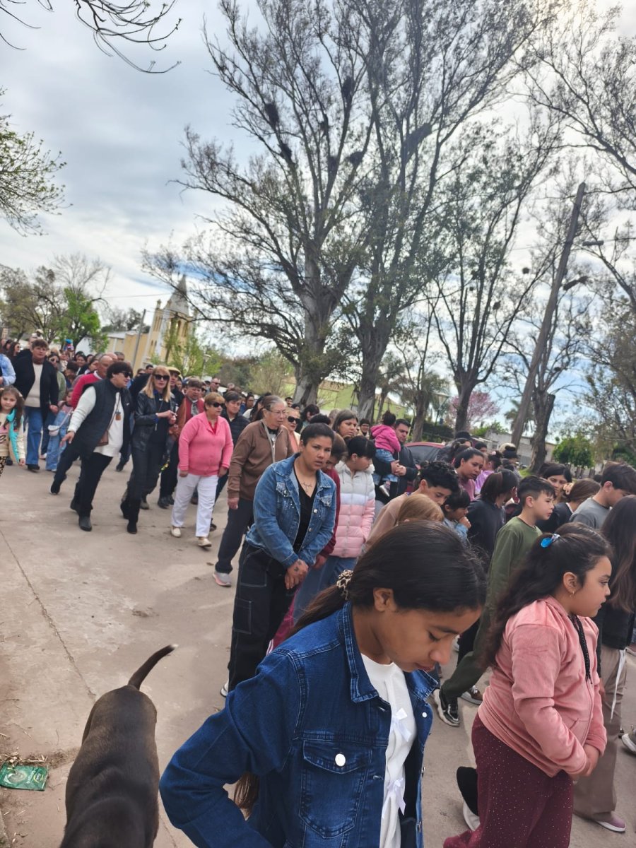 Masiva participaci&oacute;n de los feligreses en la procesi&oacute;n por las calles del pueblo.