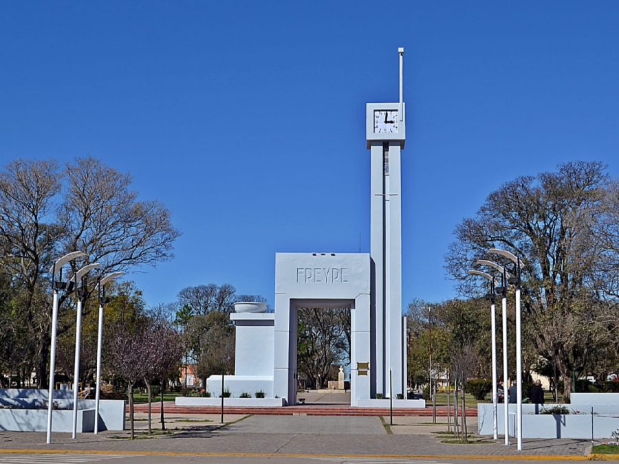 El emblem&aacute;tico reloj de la plaza central de Freyre. (FOTO ARCHIVO)