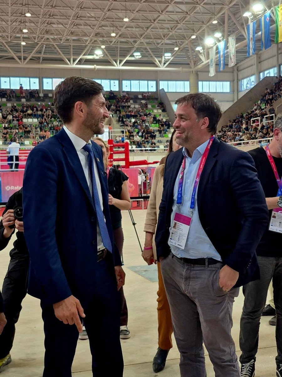 El gobernador Maximiliano Pullaro y el vocero de los Juegos Suramericanos Sede Rafaela, Mauricio Basso en el estadio Invencible Rafaela.