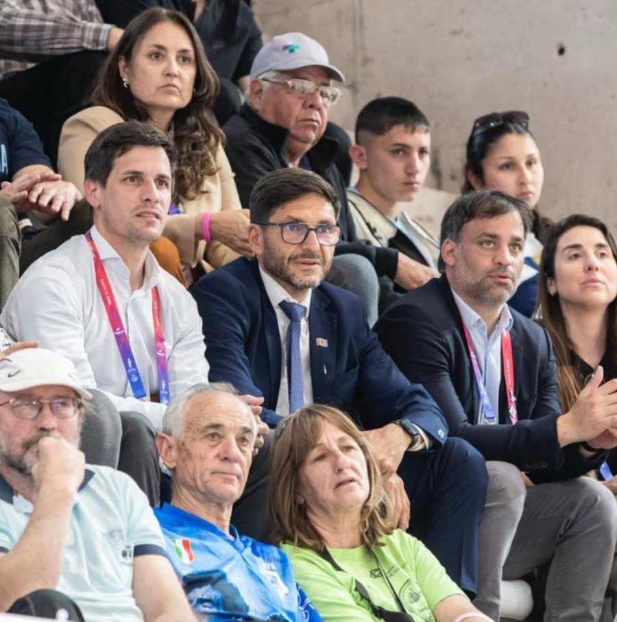 El intendente Leonardo Viotti, el gobernador Maximiliano Pullaro y el vocero de los Juegos Sede Rafaela, Mauricio Basso, durante la primera semana de competencia en el estadio Invencible. (FOTO SC)