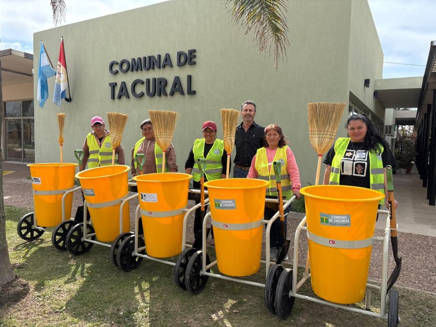 Los carritos y las operarias junto a Adri&aacute;n Sola.
