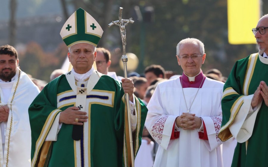 El Papa Le&oacute;n XIV durante la Misa en la pradera del santuario de Lourdes, el 27 de septiembre de 2026.