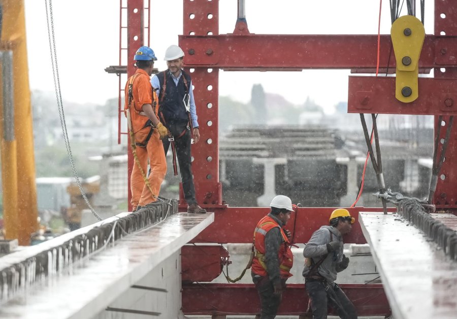 NUEVO ENLACE. Pullaro estuvo presente en los trabajos que se est&aacute;n llevando a cabo en el nuevo puente que unir&aacute; las ciudades de Santa Fe con santo Tom&eacute;, y que estar&iacute;a terminada en el 2027.