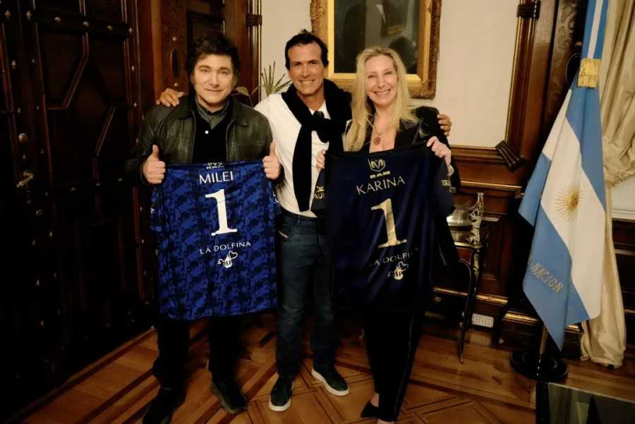 DESIGNADO. Cambiasso junto a Javier y Karina Milei.